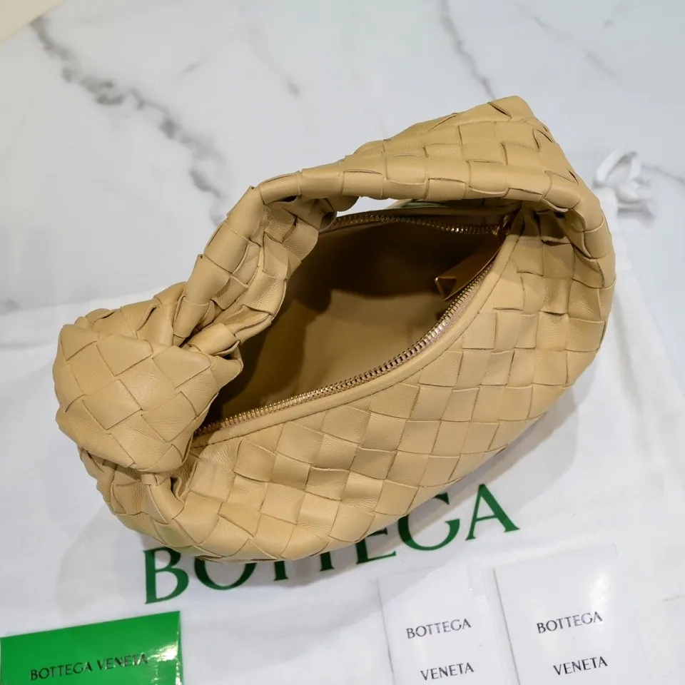 Batch 1120 BV Bottega Veneta's new early spring women's MINI JODIE handbag BV bag 🔥The new method is based on the original rounded corners, knotted with classic woven leather round hobo bag, The most iconic triangular pull-out design, using sheepskin draped soft shape, is super suitable for concave shapes~ Jodie feels really gentle to people, and is definitely the best item for daily matching. It has the same weave, new elements and twists, is compact and versatile, and is the new favorite of street style Internet celebrities! Dimensions: 23x28x8 Model: 6699-1